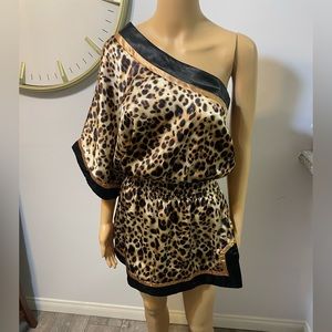 one shoulder leopard blouse sz M